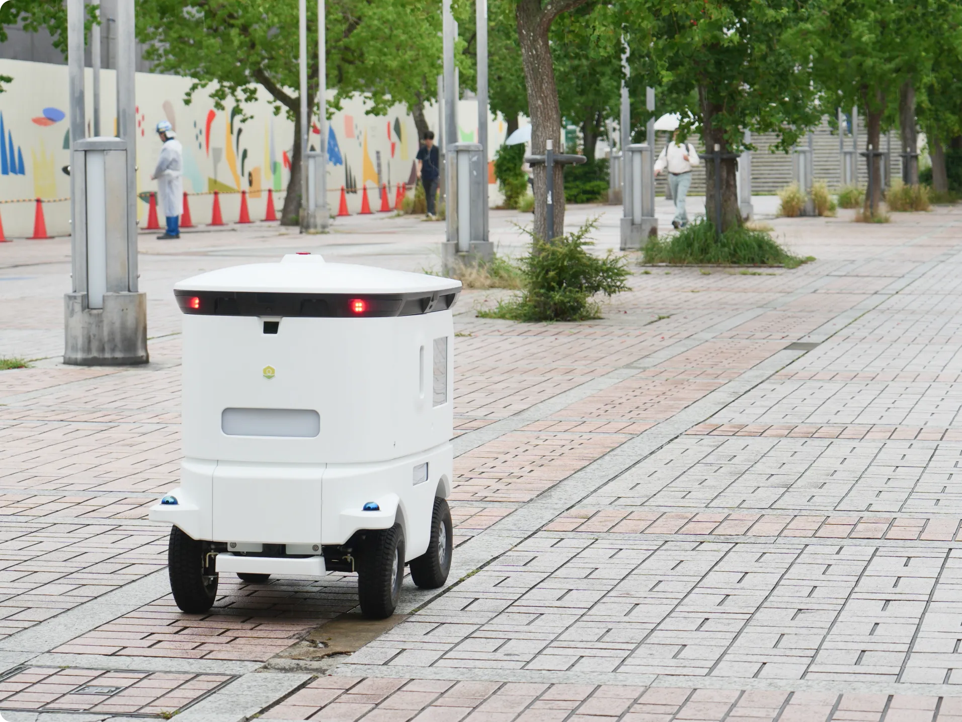 街中を走行するLOMBYの配送ロボット LM-A