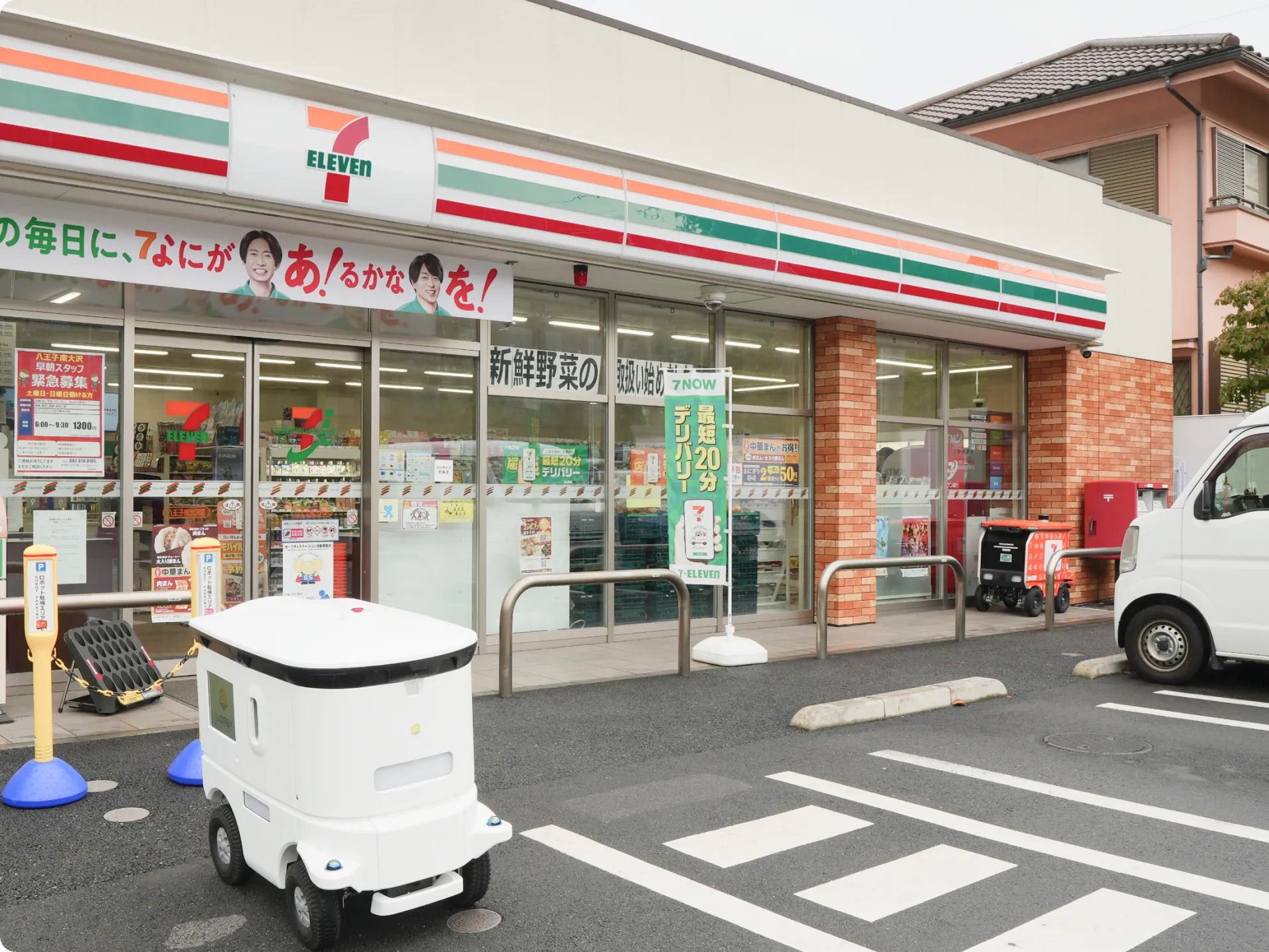 街中を走行するLOMBYの配送ロボット LM-A