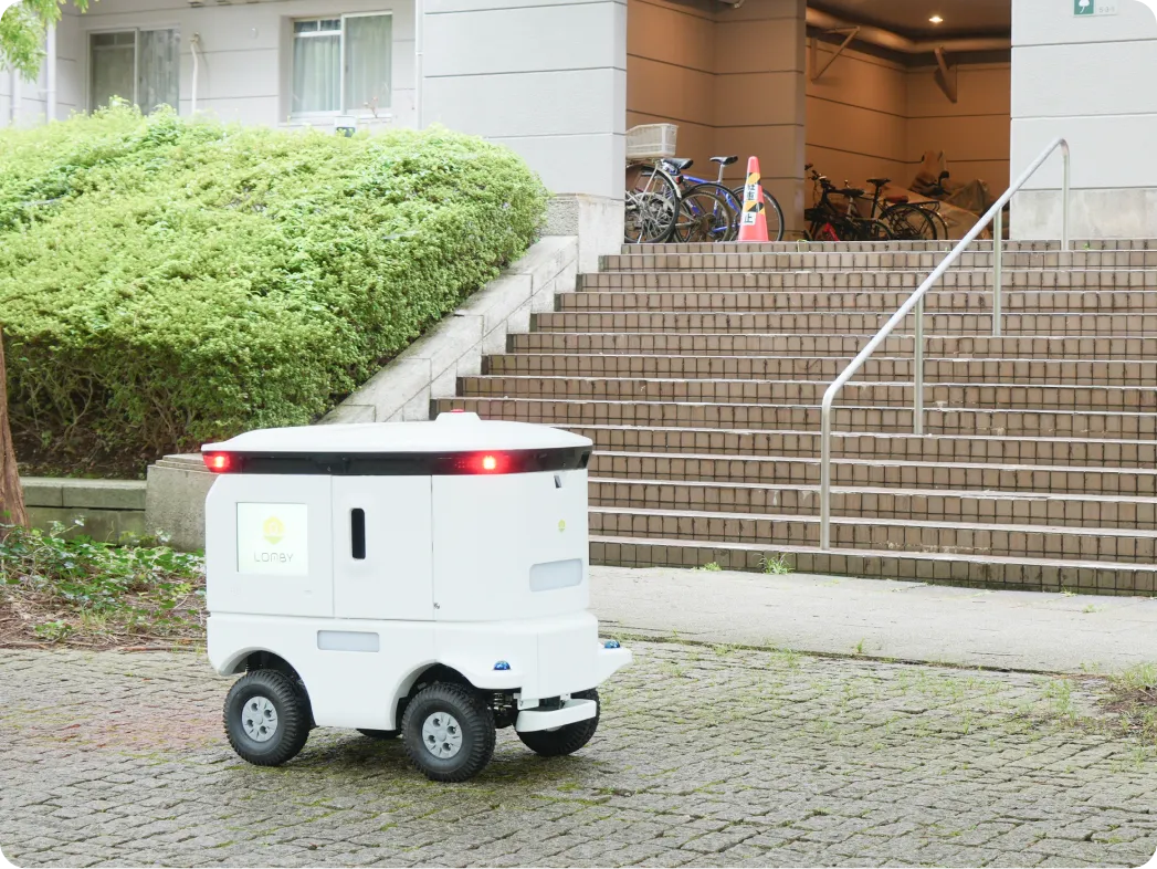 街中を走行するLOMBYの配送ロボット LM-A