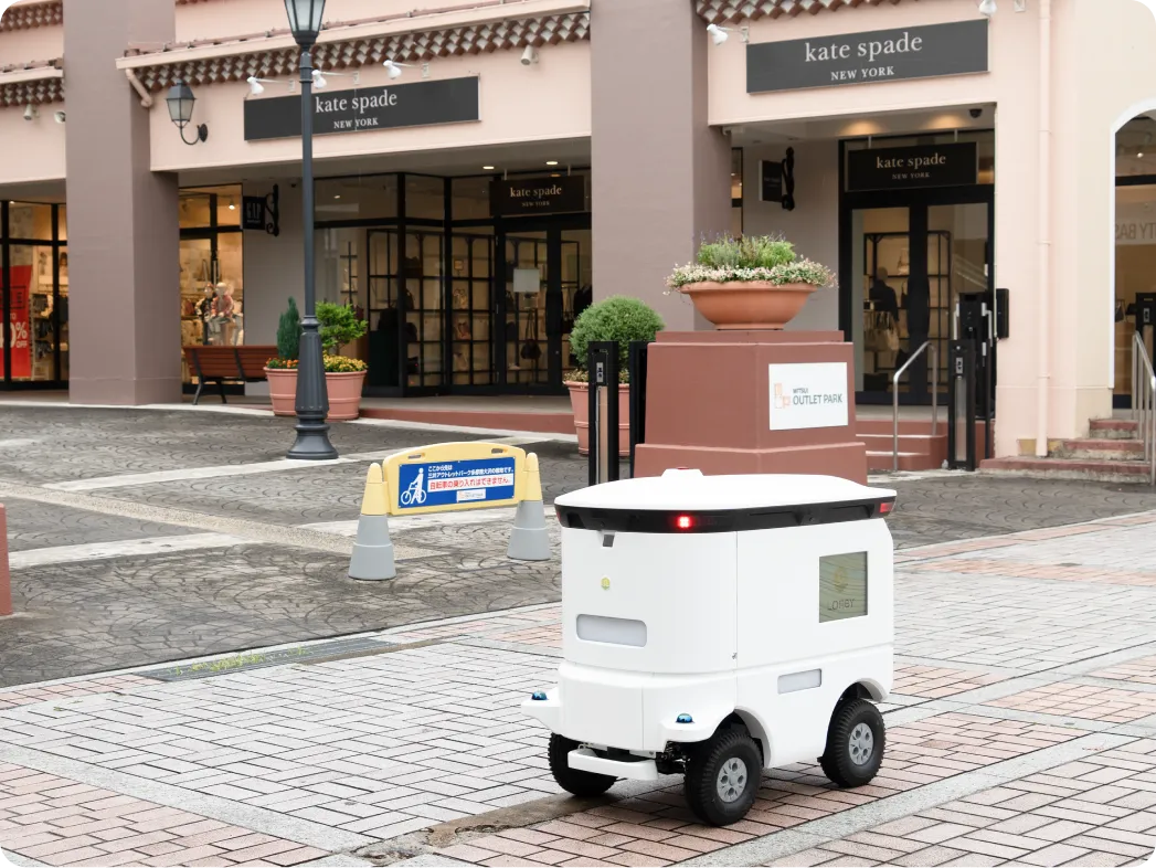 街中を走行するLOMBYの配送ロボット LM-A