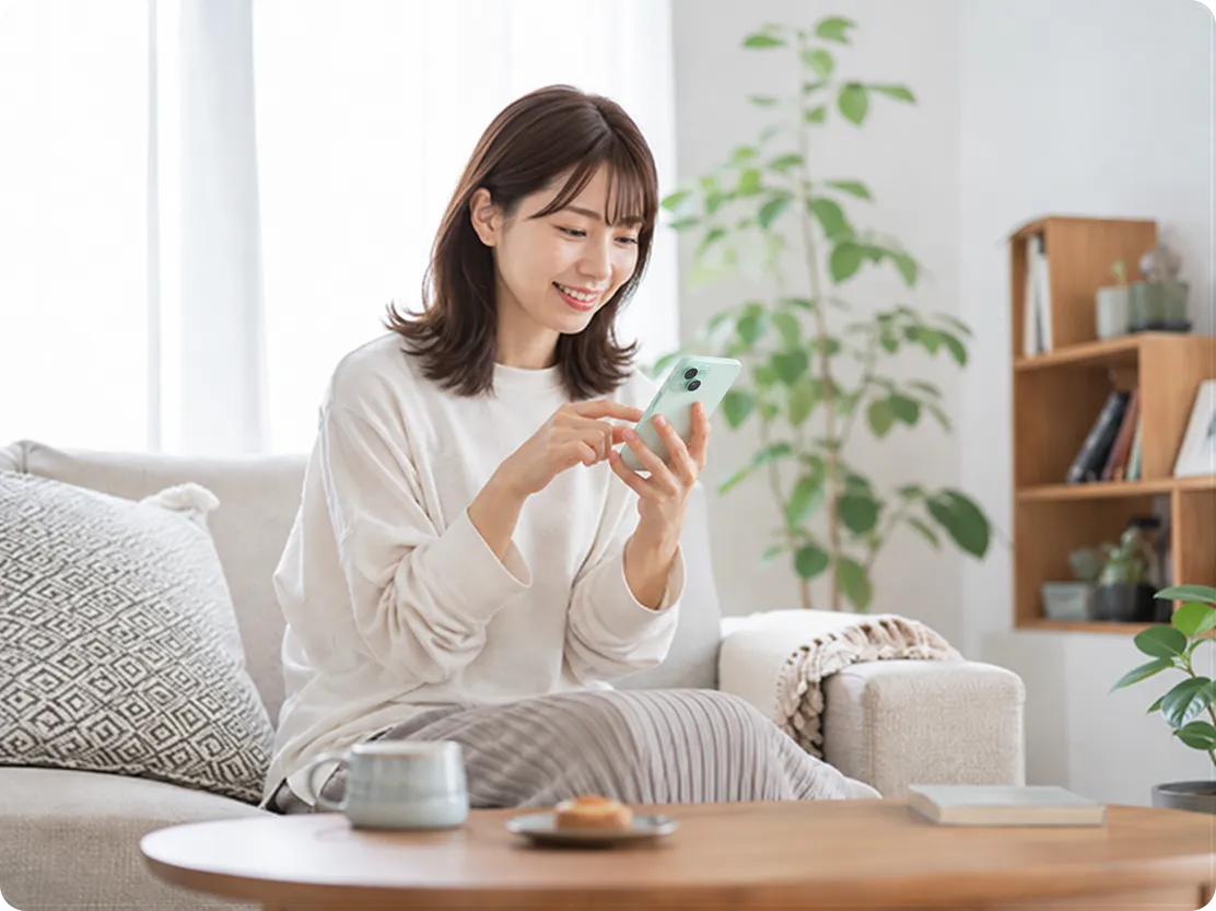 スマートフォンで注文する女性