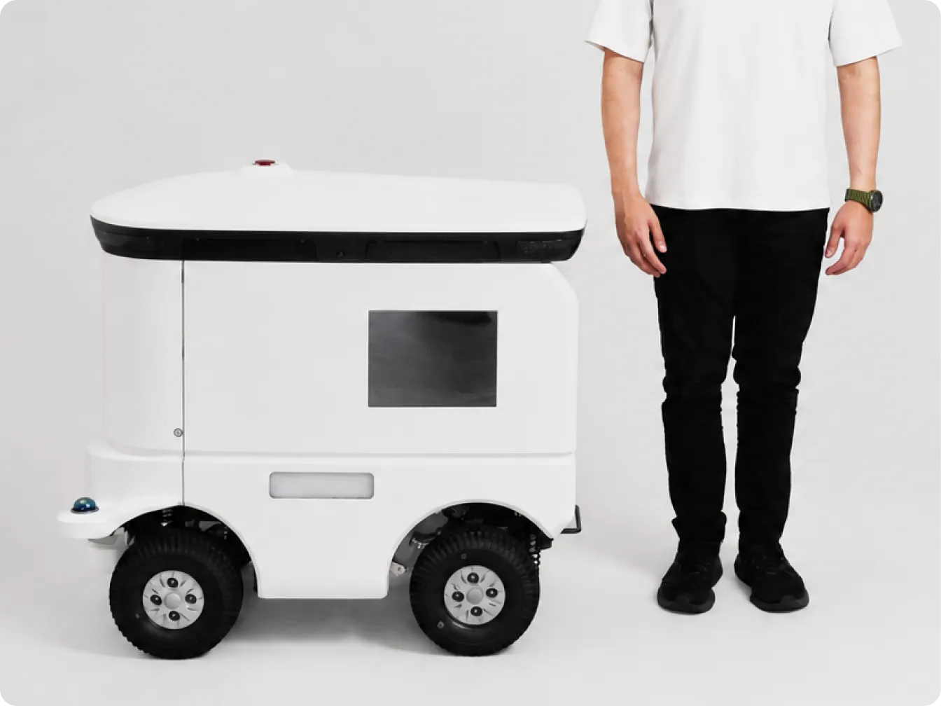 街中を走行するLOMBYの配送ロボット LM-A