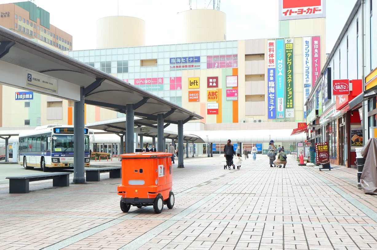 駅前を走るロボット
