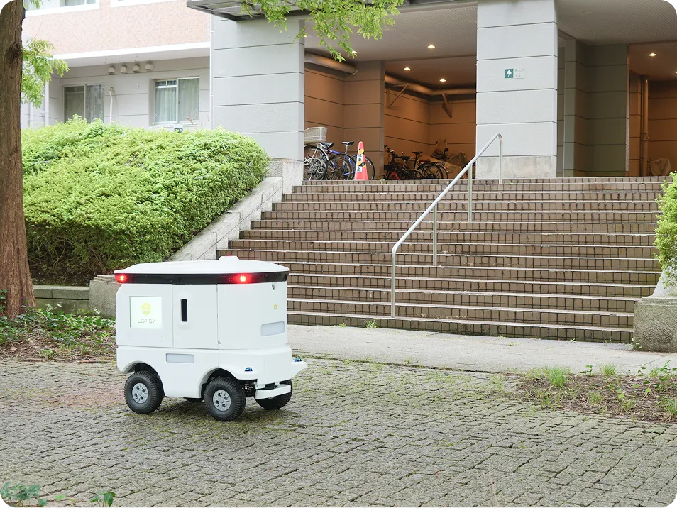 街中を走行するLOMBYの配送ロボット LM-A